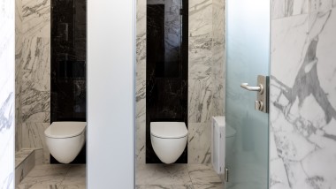 WC keramika bez splachovacieho okraja z kúpeľňovej série Acanto (© Opernhaus Chemnitz / Nasser Hashemi)